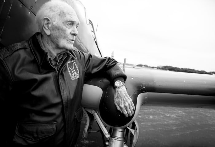 Oliver „Ollie“ Crawford je členem týmu Curtiss Warhawk a hrdě nosí hodinky Breitling Aviator 8 Curtiss Warhawk B01 Chronograph jako připomínku své letecké kariéry